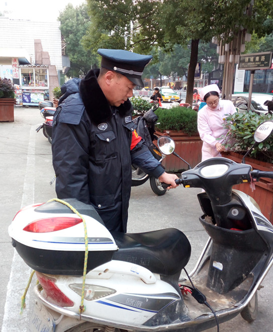 保安人員整理亂停亂放車輛